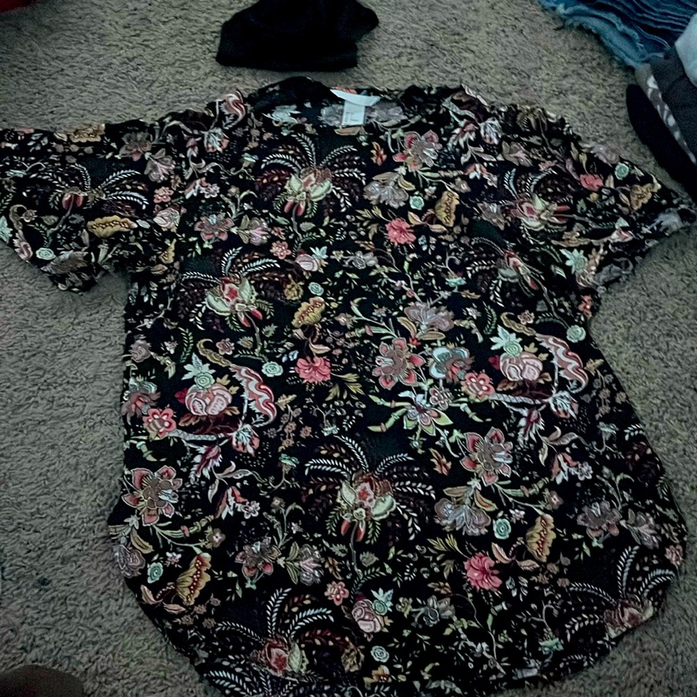 Weight pink red black and green colored shirt with ruffled slaves.